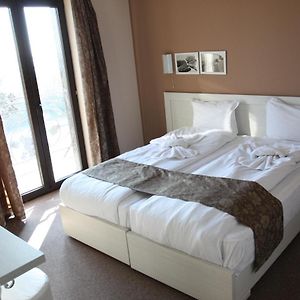 Großes Zimmer mit zwei Einzelbetten